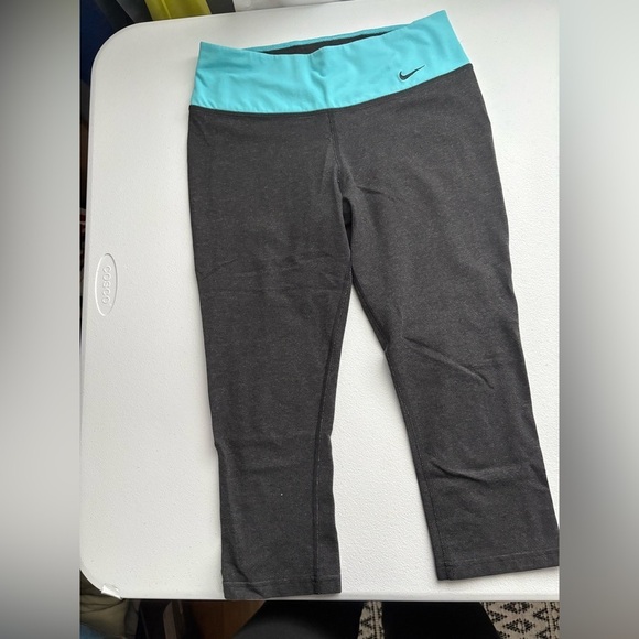 Nike Pants - Women’s small Nike crop leggings